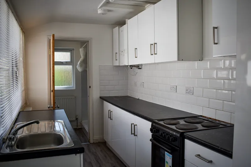 Student House // 4 Bed & 2 Bath // Jul 2026 - Image 2